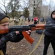 Tentara ukraina bagikan senjata