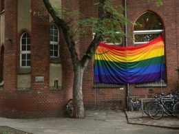 Mengejutkan, Sebuah Mesjid di Jerman Kibarkan Bendera Pelangi