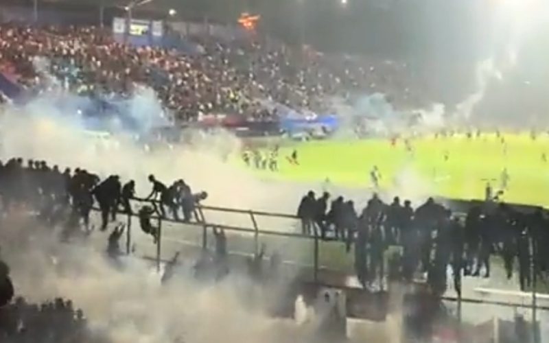 Gas air mata ke stadion kanjuruhan
