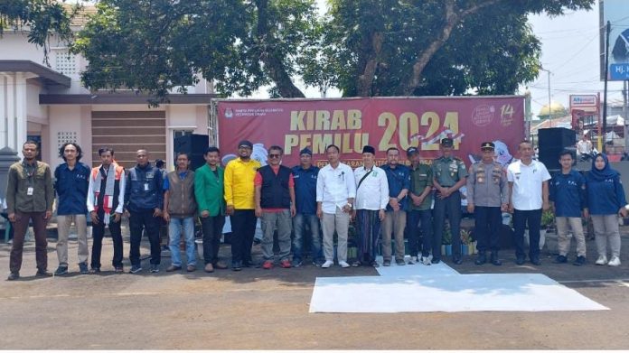 Potret kebersamaan Penyelenggara Pemilu tingkat Kec. Cipaku, Forkopimcam, dan peserta pemilu tengah melakukan deklarasi damai dan Kirab Pemilu.