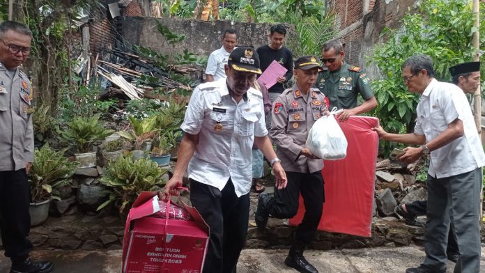 Dinas Sosial (Dinsos) Ciamis Kabupaten Ciamis berikan bantuan kepada lansia yang dapur rumahnya terbakar pada Rabu (22/11/2023). Dok: ist
