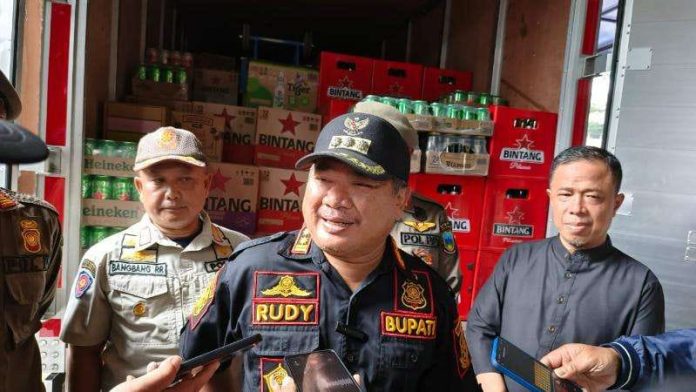 Potret Bupati Garut saat memberikan keterangan kepada media. Sumber: Dok. Humas Pemdakab Garut @portaljabarprov.go.id