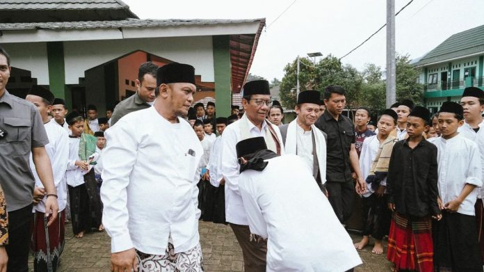 Potret Mahfud Md disambut hangat saat menghadiri Holaqoh kebangsaan bersama ulama se-Provinsi Banten, di Pondok Pesantren Mathlaul Anwar Linahdlatil Ulama (Malnu).