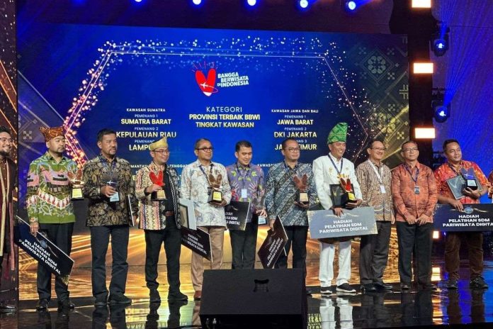 Foto bersama perwakilan tiap provinsi yang memenangkan penghargaan dalam Anugerah Bangga Berwisata di Indonesia (ABBWI) 2023. Sumber: pemprovjabar.go.id.