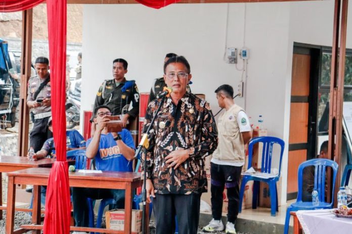 IMG-20231230-WA0001 Potret Bupati Herdiat saat memberikan sambutan sekaligus membuka kejuaran bola voli antar klub se-Kabupaten Ciamis. Sumber: Humas Jabar @portal.ciamiskab.go.id