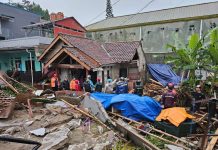 Gercep, Dinsos Jabar Menyalurkan Bantun Terhadap Masyarakat Tedampak Banjir Di Kota Cimahi Potret bangunan runtuh akibat banjir bandang menimpa Kota Cimahi pada Sabtu (6/1/23). Sumber: Dok. Humas Jabar @jabarprov.go.id