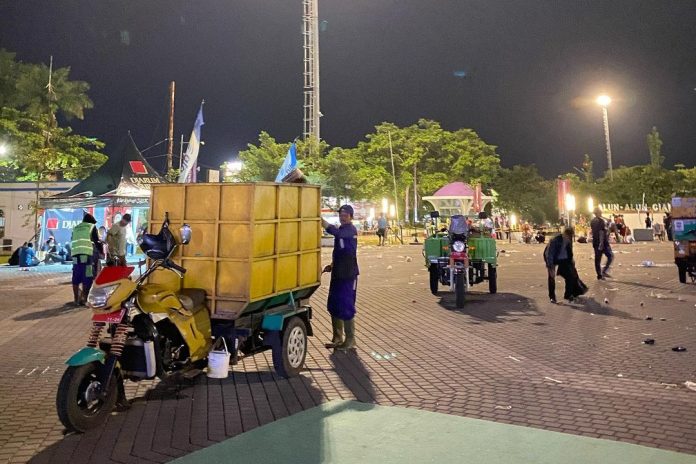 Petugas kebersihan langsung atasi sampah pasca nobar timnas di Alun-Alun Ciamis. Sumber: Dok. Ig @dprkplh_kab.ciamis