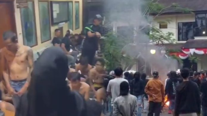 Kerusuhan di depan DPRD Ciamis