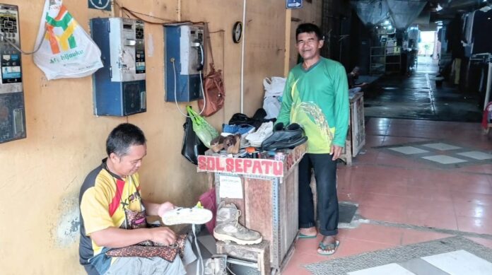 Tukang Sol Sepatu