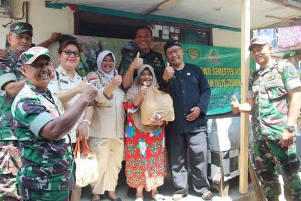 Kodim 0612 Tasikmalaya Bagikan 100 Paket Sembako/Muhamad Ilyas Fauzi/Jabarupdate.id/ Kodim 0612 Tasikmalaya Peduli Sosial di Parungponteng