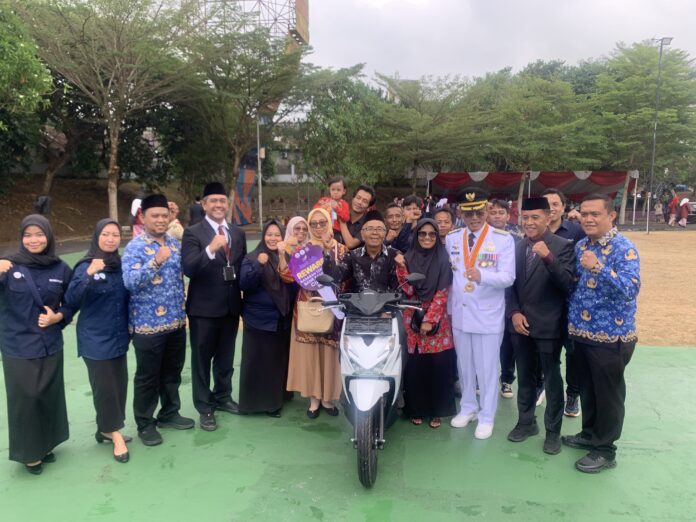 Keterangan Foto : Foto Bersama dengan Bupati Ciamis Dr. H. Herdiat Sunarya, Pemenang yang gemar menabung sampah selama tiga tahun bernama Udedi/Rizal Nurramdhani/Jabarupdate.id Pemenang Menabung Sampah