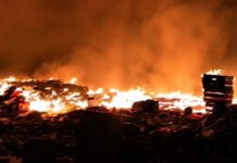 Asap Tebal Masih Selimuti TPA Cioray Tasikmalaya, Petugas Berjibaku Padamkan Api di Dalam Tumpukan Sampah