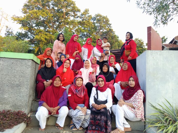 Keterangan: Foto bersama ibu-ibu arisan warga Janggala, Ciamis/Rizal Nurramdhani/Jabarupdate.id Semangat warga Janggala Ciamis.
