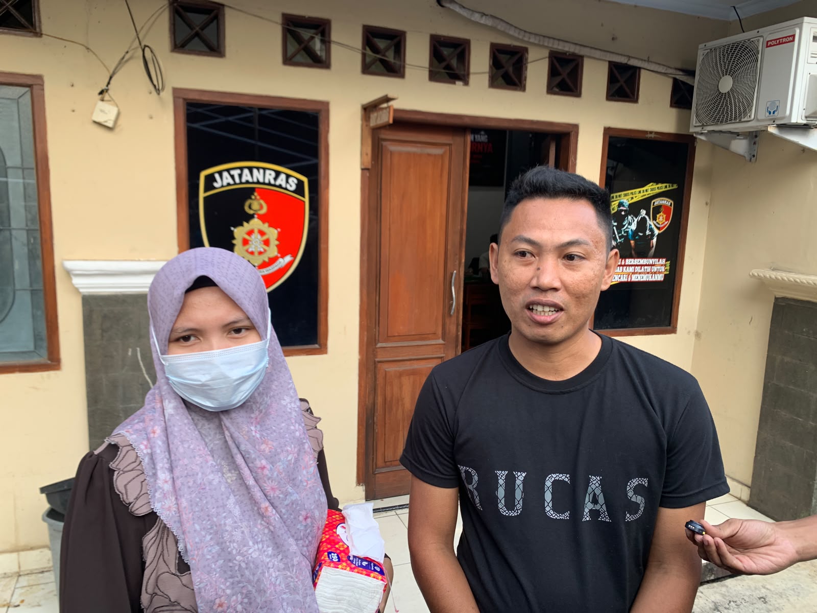 Korban dari kejahatan acungkan samurai.