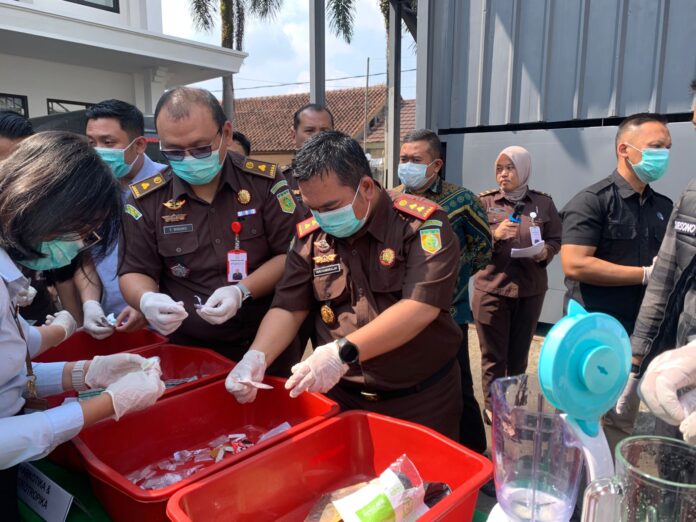 Kepala Kejari Ciamis, Heru Kamarullah, S.H., M.H., Memusnahkan Sejumlah Barang Bukti Narkotika/Rizal Nurramdhani/Jabarupdate.id Pemusnahan di Kejari Ciamis