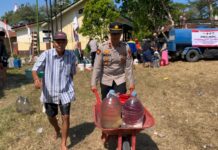 Kemarau Berkepanjangan, Polres Tasikmalaya Bantu Air Bersih untuk Warga Mangunreja