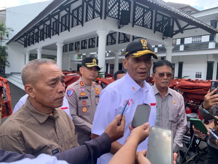 Direktur Perencanaan dan Pengembangan Usaha YGSN, Mayjen TNI (Purn) Firman Dahlan bersama Bupati Ciamis dan Unsur Forkopimda/Rizal Nurramdhani/Jabarupdate.id Bantuan Becak Gratis