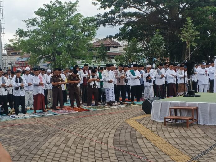 Keterangan Foto : Bupati Ciamis dan Ribuan Warga Ciamis melaksanakan Salat Istisqa memohon hujan di Alun Alun Ciamis/Rizal Nurramdhani/Jabarupdate.id Salat Istisqa
